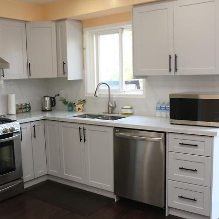 Quiet And Contemporary Home Маркем Экстерьер фото